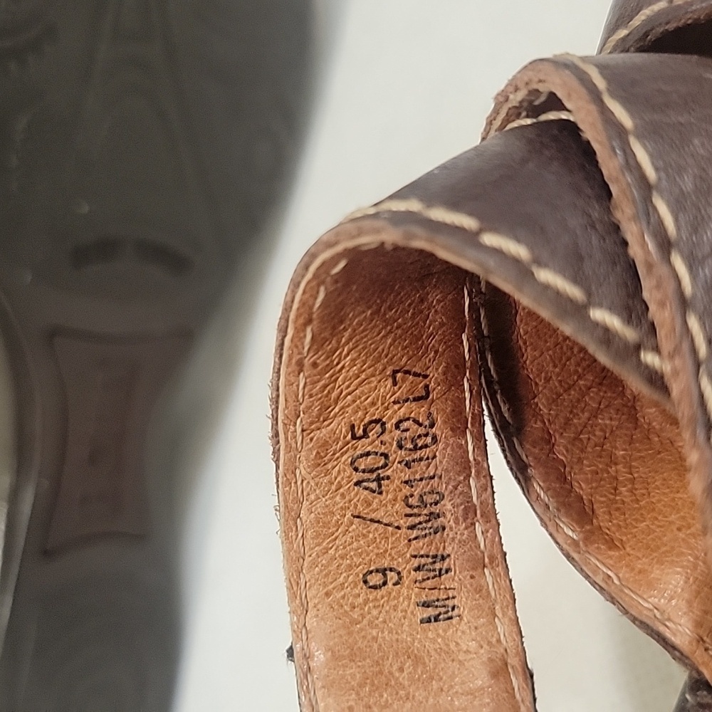 BORN BROWN LEATHER 2-1/2" WEDGE HEEL SANDAL (sz 9) - Picture 7 of 8
